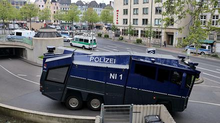 Ein Wasserwerfer hat bereits vor dem Maritim-Hotel in Köln Stellung bezogen. 