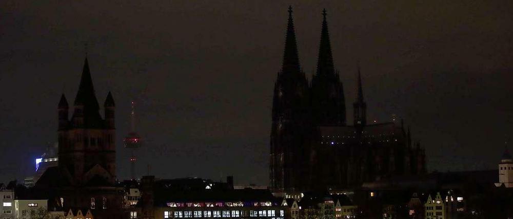 Licht aus: Die Außenbeleuchtung des Kölner Doms wurde aus Protest abgeschaltet.