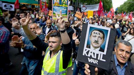 30.000 Menschen mit türkischen Wurzeln sind aus der gesamten Republik nach Köln gereist, um gegen Erdogan zu protestieren.
