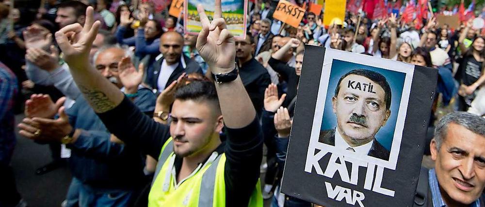 30.000 Menschen mit türkischen Wurzeln sind aus der gesamten Republik nach Köln gereist, um gegen Erdogan zu protestieren.