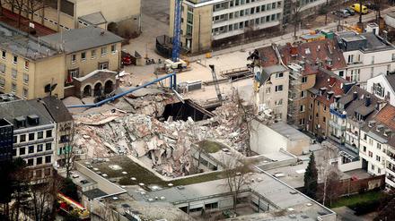 Trümmer liegen 2009 in Köln an der Stelle, an der sich das eingestürzte historische Stadtarchiv befand.
