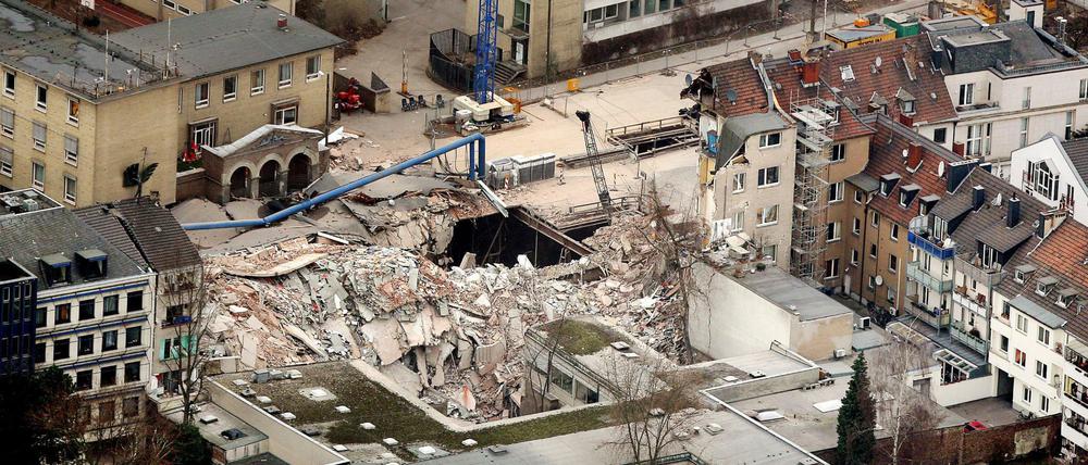 Trümmer liegen 2009 in Köln an der Stelle, an der sich das eingestürzte historische Stadtarchiv befand.