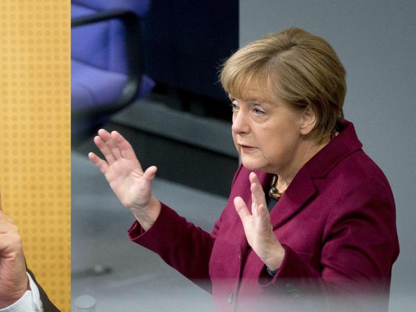Fernduell: Horst Seehofer im bayerischen Landtag und Angela Merkel im Bundestag.