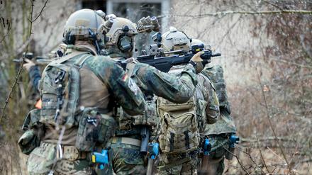 Bundeswehrsoldaten der Eliteeinheit Kommando Spezialkräfte (KSK) trainieren im März 2017 den Häuserkampf und eine Geiselbefreiung.