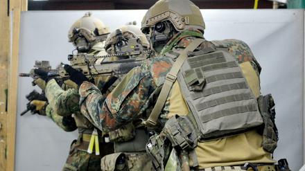 Soldaten trainieren mit einem G36 Gewehr im Schießausbildungszentrum auf dem Kasernengelände des Kommandos Spezialkräfte (KSK). 