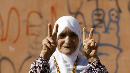 Eine Frau zeigt bei einer Solidaritätskundgebung für den inhaftierten Kurden-Führer Abdullah Öcalan am Samstag in Diyarbakir das Victory-Zeichen. Unser Autor meint: Gewinnen kann den neuen Konflikt zwischen Türken und Kurden mit militärischen Mitteln keiner.