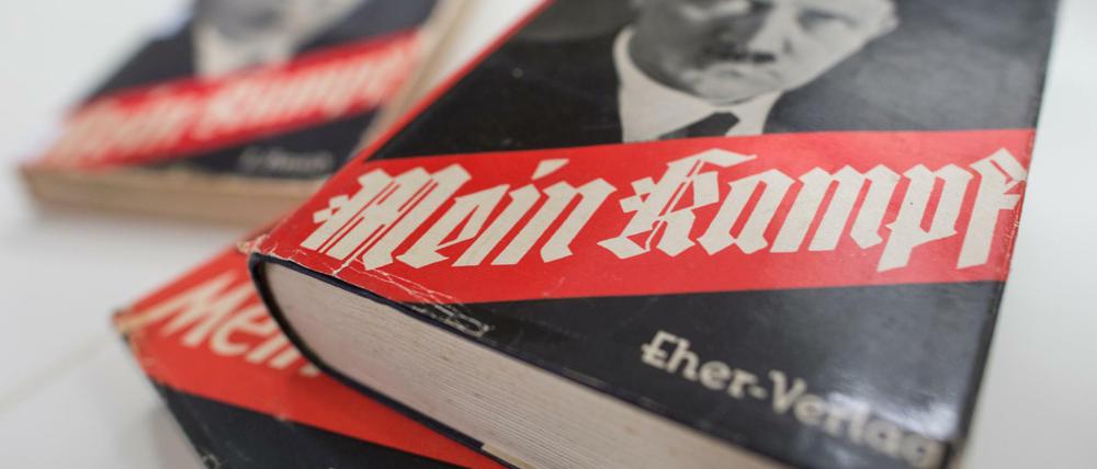 Verschiedene Ausgaben von Adolf Hitlers Schrift «Mein Kampf» mit einem Portrait Hitlers sind am 11.12.2015 in den Räumen vom Institut für Zeitgeschichte (IfZ) in München (Bayern) zu sehen. 