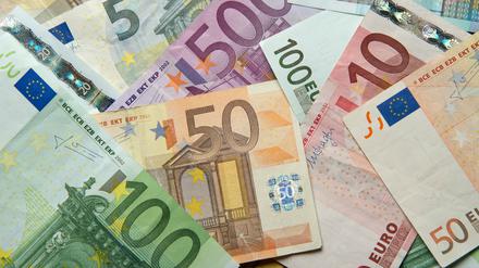 Mehrere Euro-Geldscheine liegen auf einem Haufen.