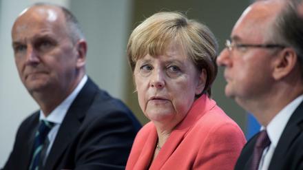 Auftritt nach stundenlangen Verhandlungen im Kanzleramt: Bundeskanzlerin Angela Merkel (M, CDU), Brandenburgs Ministerpräsident Dietmar Woidke (l, SPD) und Ministerpräsident Reiner Haseloff (r, CDU) aus Sachsen-Anhalt.