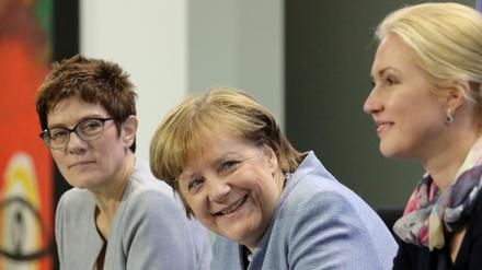 Annegret Kramp-Karrenbauer, Ministerpräsidentin des Saarlandes, Bundeskanzlerin Angela Merkel und Manuela Schwesig, Ministerpräsidentin von Mecklenburg-Vorpommern. 