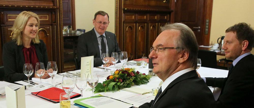 Die Ministerpräsidenten der ostdeutschen Länder trafen sich am Montag in der Landesvertretung von Sachsen-Anhalt. 