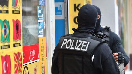 Vermummte Einsatzkräfte stehen vor einem Kiosk im Stadtteil Berlin-Neukölln. Behörden kämpfen inzwischen bundesweit vernetzt gegen Clans.