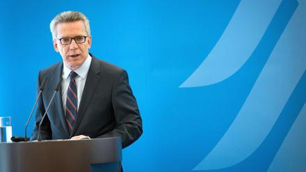 Bundesinnenminister Thomas de Maiziere (CDU) räumt Probleme der Behörden ein.