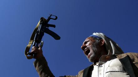 Ein Huthi-Loyalist wartet auf die Ankunft von Huthi-Repräsentanten, die an den Friedensgesprächen in Schweden teilgenommen haben. 