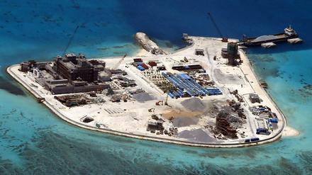 China schafft im Südchinesischen Meer mit Konstruktionen auf den umstrittenen Spratley Inseln Tatsachen. 