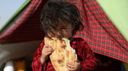 Ein afghanisches Mädchen, das aufgrund von von Kämmpfen zwischen den Taliban und afghanischen Sicherheitskräften aus ihrer Heimat geflohen ist.