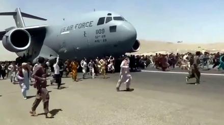 Zahlreiche Afghanen, die sich nach der Machtübernahme der Taliban in Sicherheit bringen wollen, versuchten auf dem Flughafen in Flugzeuge zu gelangen und blockierten die Landebahn.