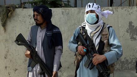 Taliban-Kämpfer stehen am Haupttor zum Präsidentenpalastes in Kabul