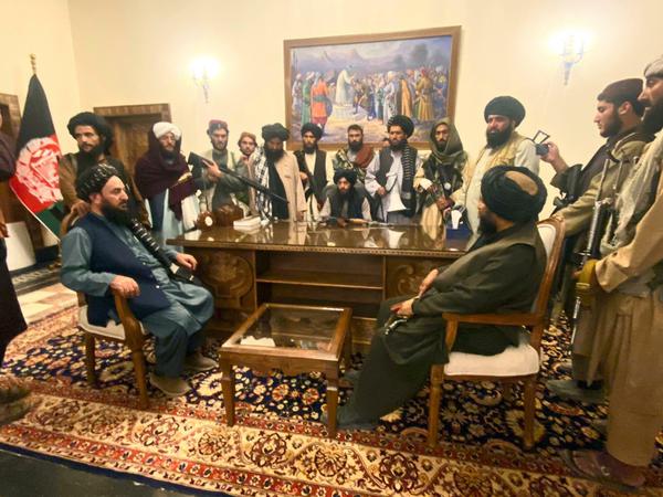 15.08.2021, Kabul: Taliban-Kämpfer im afghanischen Präsidentenpalast. 