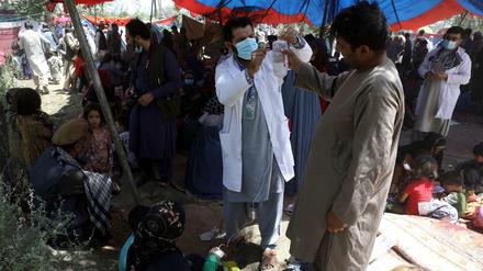 Binnenvertriebene Frauen aus den nördlichen Provinzen, werden in einem öffentlichen Park in Kabul medizinisch versorgt. 