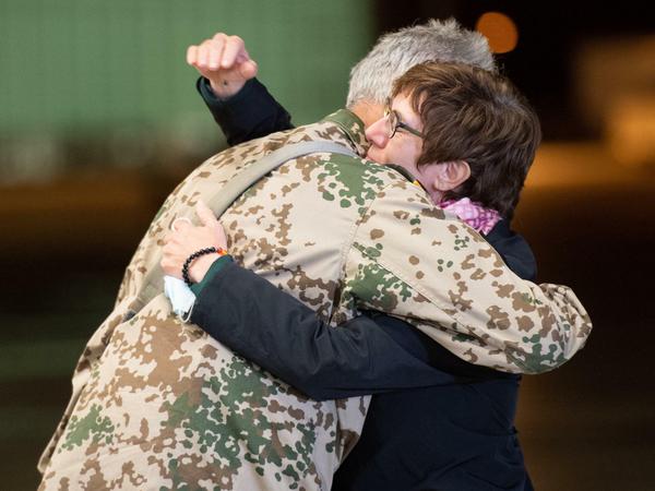 Verteidigungsministerin Annegret Kramp-Karrenbauer (CDU) umarmt Brigadegeneral Jens Arlt nach der Rückkehr aus Kabul. 