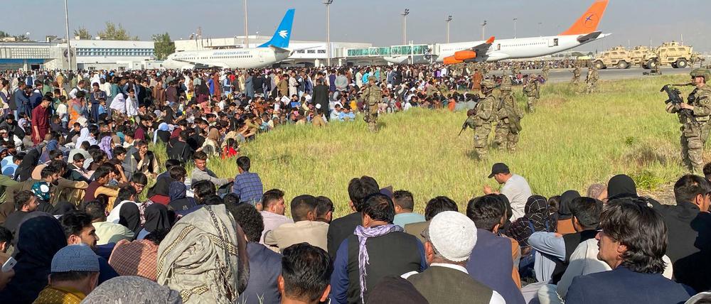 US-Soldaten bewachen eine Absperrung am internationalen Flughafen. Afghanen, die vor den Taliban fliehen wollten, rannten auf das Flugfeld, um in Sicherheit gebracht zu werden. 