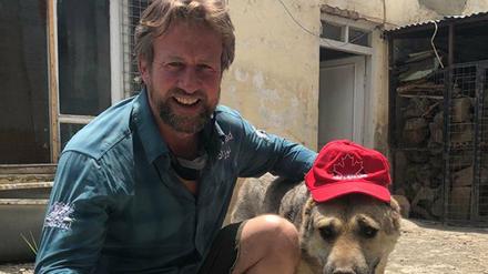 Ex-Soldat Paul Farthing mit einem Hund aus seinem Tierheim