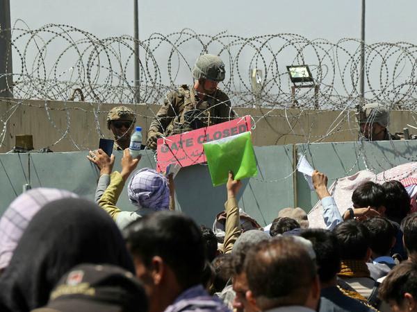 An der Mauer des Flughafens von Kabul endete auch für viele Ortskräfte der Deutschen der Versuch der Flucht vor den Taliban.