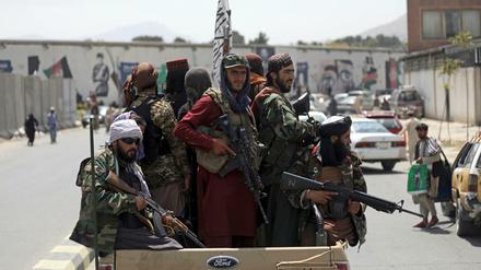 Schwer bewaffnete Taliban-Kämpfer patrouillieren in Kabul. 