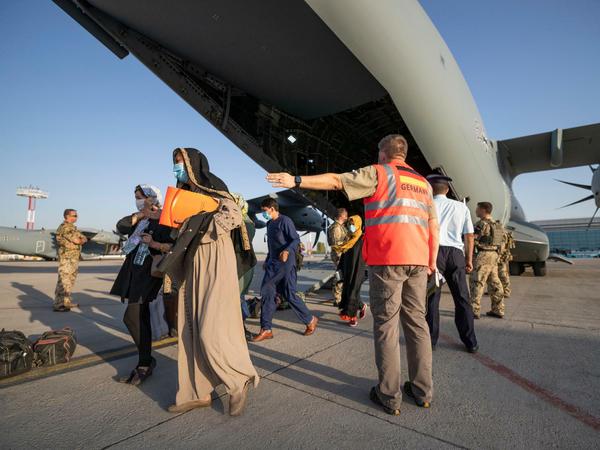 Gerettet von der Bundeswehr: Afghanen nach der Ankunft in Taschkent. 