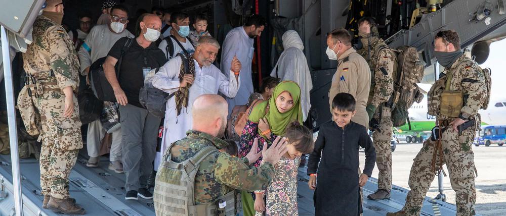 Evakuierte aus Kabul nach der Landung in Taschkent an Bord einer Bundeswehr-Maschine 