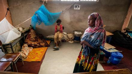Ein Mädchen und eine Frau in einer Unterbringung für Vertriebene in Äthiopien (Symbolbild) 