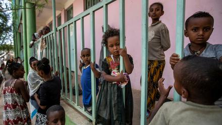 Kinder spielen in einer Grundschule, in der sie mit ihren Familien aus der Konfliktregion Tigray Zuflucht gefunden haben.