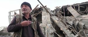 Schutt und Asche: Ein Mann steht vor den Trümmern eines Gebäudes in Berg-Karabach.