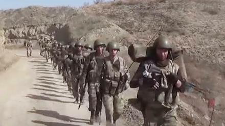 Dieses Videostandbild zeigt aserbaidschanische Soldaten im Kampfgebiet.