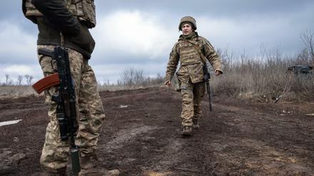 Ukrainische Marinesoldaten sprechen an der Trennlinie zu den prorussischen Rebellen in der Region Donezk miteinander. 