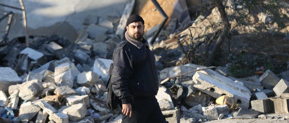 Ein Mann inspiziert die Überreste eines Gebäudes in Gaza nach einem Luftangriff. 