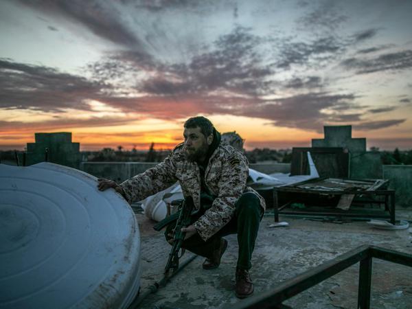 Kämpfer der international anerkannten Regierung in Libyen sind an der Kriegsfront im Einsatz.
