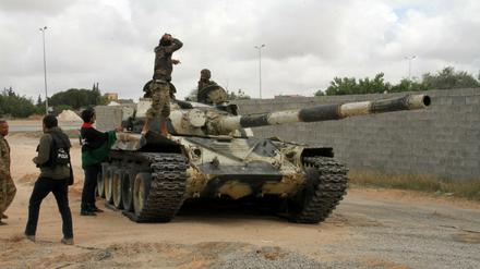 Ein Panzer der international anerkannten Regierung steht am 23.04.2020 auf einer Straße in Tripolis. Die Kämpfe rund um die Hauptstadt Tripolis haben sich zuletzt intensiviert.