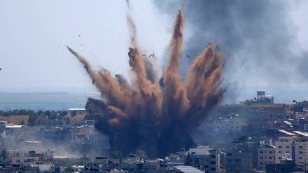 In Gaza steigt Rauch nach einem israelischen Luftangriff auf. 