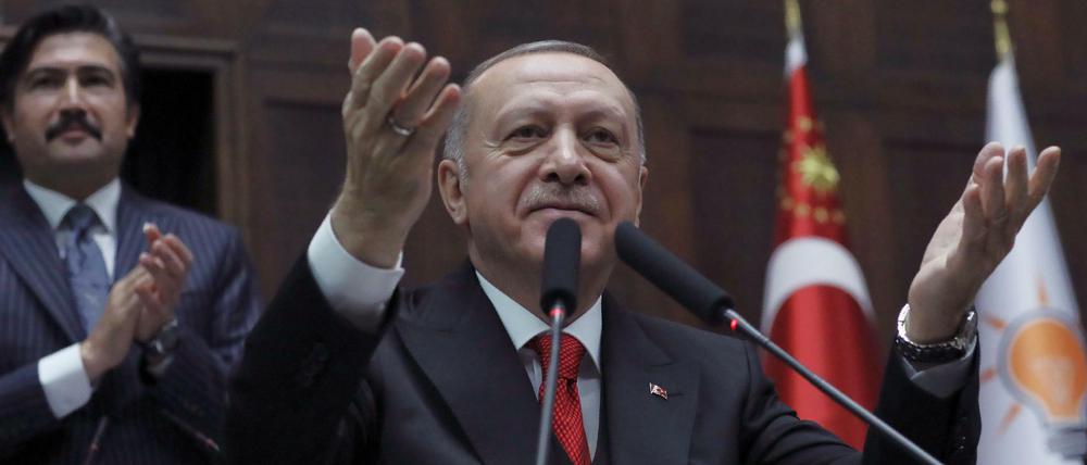 Recep Tayyip Erdogan, Präsident der Türkei, spricht vor Mitgliedern seiner Regierungspartei im Parlament.