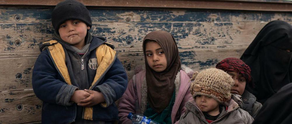 Frauen und Kinder warten in der Wüste in Syrien.