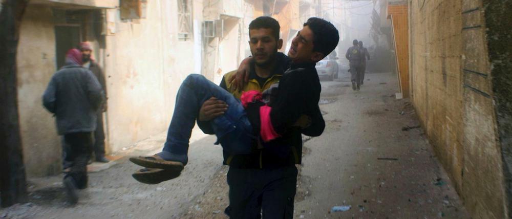 Hilfe für einen Verwundeten. Auch am Sonntag wurde Ost-Ghouta bombardiert. 