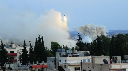 Eine Rakete wird von der Syrischen Armee in Richtung der von Rebellen kontrollierten Stadt Damaa abgefeuert.