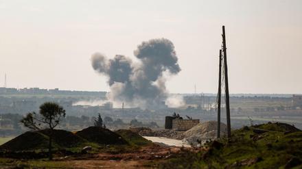 Rauchschwaden steigen nach einem Luftangriff auf, der angeblich von Flugzeugen der russischen und syrischen Streitkräfte in der Stadt Sarmin ausgeführt wurde. 