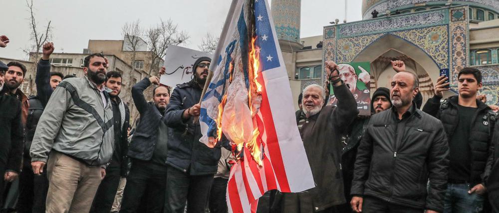Iraner verbrennen am 04.01.2020 in Teheran eine US-amerikanische und eine israelische Flagge.