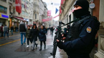 Auf Nummer sicher. Ein Polizist sichert die Istiklal Caddesi, eine bekannte Einkaufsstraße in Istanbul. 