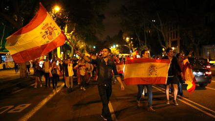 Gegner der Unabhängigkeit Kataloniens demonstrieren am Mittwochabend in Barcelona mit spanischen Nationalflaggen.