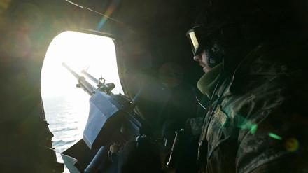 Ein bewaffneter ukrainischer Soldat blickt auf das Asowsche Meer.
