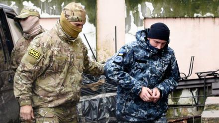 Ein gefangener ukrainischer Matrose wird abgeführt. 